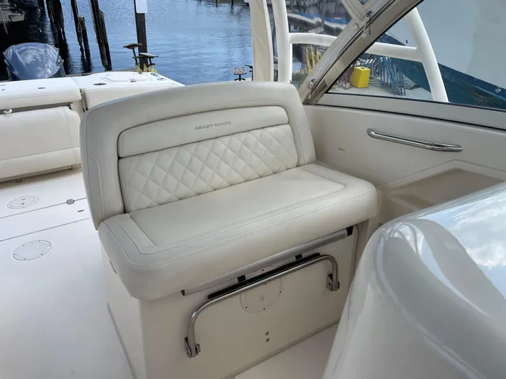 Rennie Yacht Photos Pics 2019 Grady-White Freedom 325 boat interior with white cushioned seating.