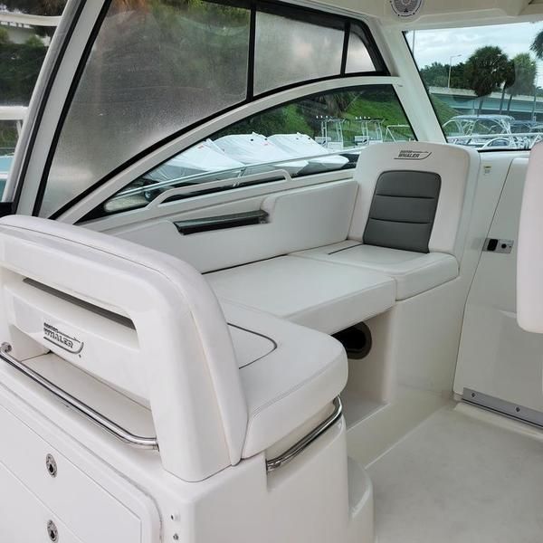 2014 Boston Whaler 315 Conquest