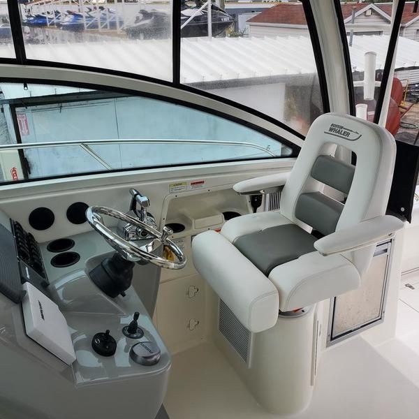 2014 Boston Whaler 315 Conquest