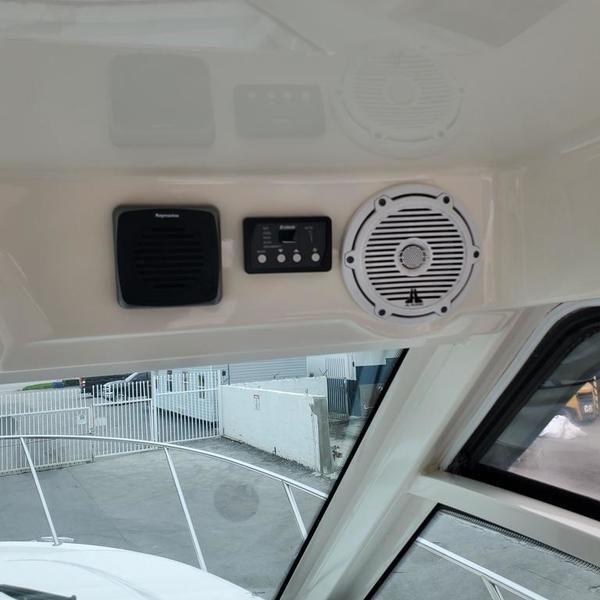 2014 Boston Whaler 315 Conquest