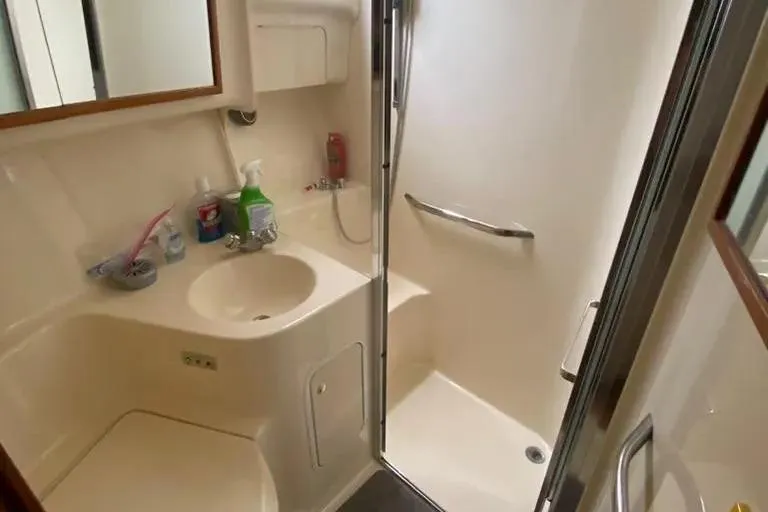  Yacht Photos Pics Bathroom interior of 2000 Sea Ray 400 Sedan Bridge yacht, featuring sink and shower.
