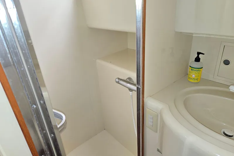 Laissez Faire Yacht Photos Pics Bathroom of 1993 Ocean Alexander 423 Classicco yacht with sink and shower.