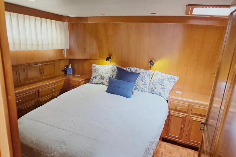 Laissez Faire Yacht Photos Pics Luxurious 1993 Ocean Alexander 423 Classicco yacht bedroom with wood paneling and cozy bedding.