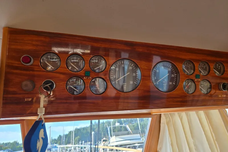 Laissez Faire Yacht Photos Pics 1993 Ocean Alexander 423 Classicco dashboard with gauges and controls in wooden panel.