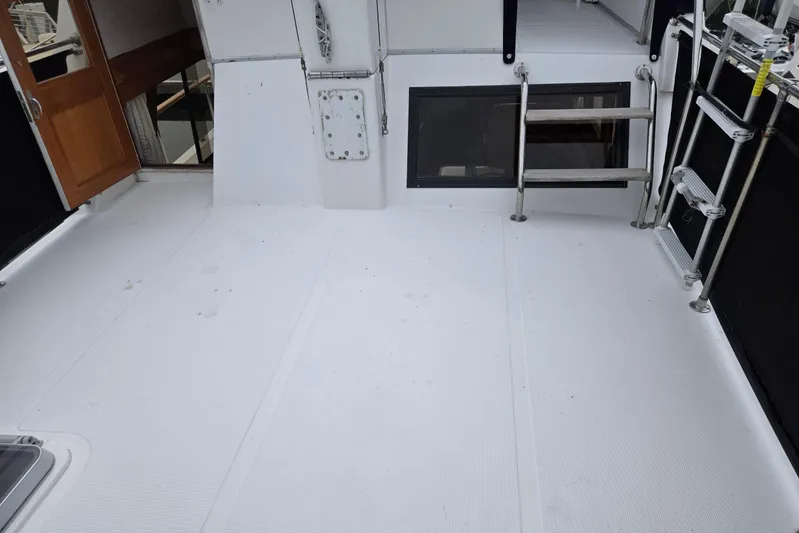 Laissez Faire Yacht Photos Pics 1993 Ocean Alexander 423 Classicco yacht deck with ladder and wooden door.