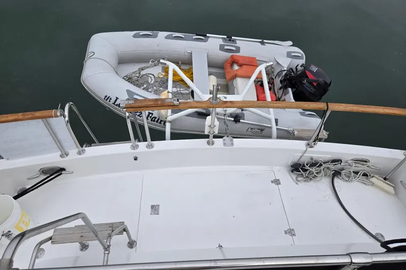 Laissez Faire Yacht Photos Pics Ocean Alexander 423 Classicco 1993 yacht deck with dinghy and outboard motor.