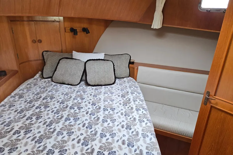 Laissez Faire Yacht Photos Pics Cozy cabin interior of 1993 Ocean Alexander 423 Classicco yacht with bed and cushions.