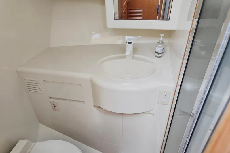 Laissez Faire Yacht Photos Pics Bathroom interior of 1993 Ocean Alexander 423 Classicco yacht, featuring sink and mirror.