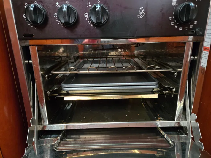 Surprise Yacht Photos Pics Oven inside a 2007 Beneteau 49 yacht, featuring control knobs and a baking tray.