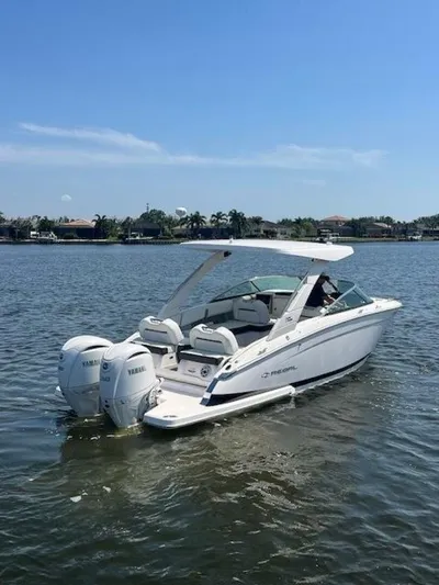 Yacht Photos Pics 2024 Regal 29 boat with twin Yamaha engines on a sunny lake.