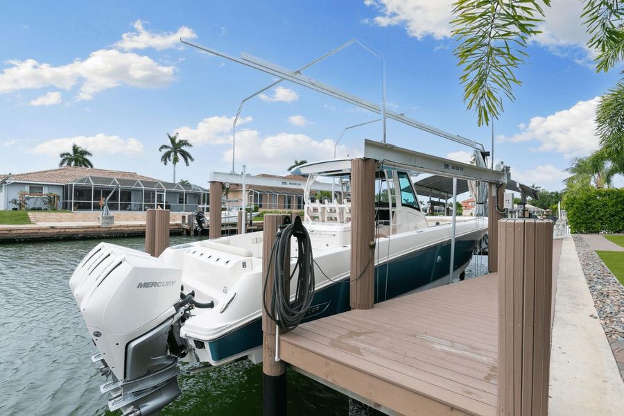 2020 Boston Whaler 35 Outrage