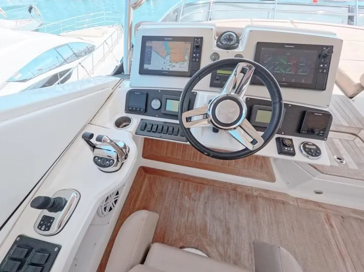  Yacht Photos Pics 2016 Sea Ray L650 Fly yacht helm with modern navigation controls and steering wheel.