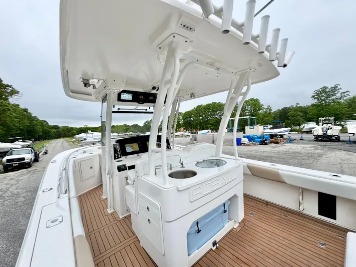  Yacht Photos Pics 2018 Robalo R302 Center Console boat with sleek design and modern amenities.