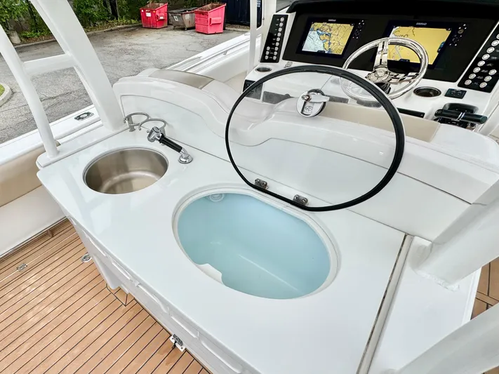  Yacht Photos Pics 2018 Robalo R302 Center Console boat helm with sink and navigation screens.