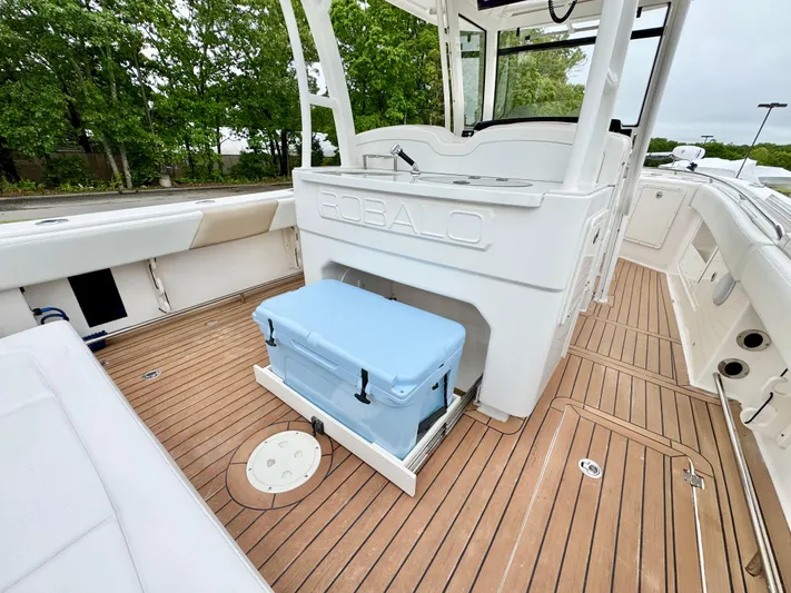  Yacht Photos Pics 2018 Robalo R302 Center Console boat interior with teak flooring and blue cooler.