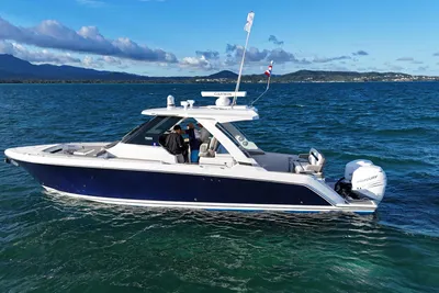 Tiara Yachts 34 LS