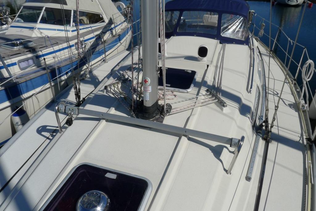 Sailboat deck view, Scanner 391 model, 2006, with rigging and hatch details.