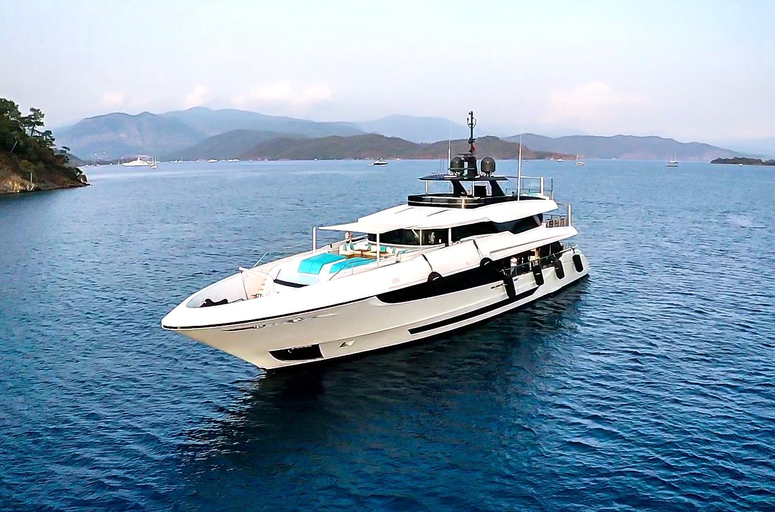 2017 Mangusta Oceano 43