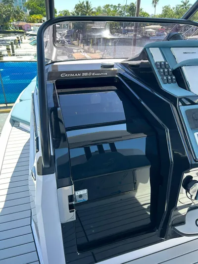  Yacht Photos Pics Control panel of the 2025 Ranieri CAYMAN 38.0 EXECUTIVE boat.