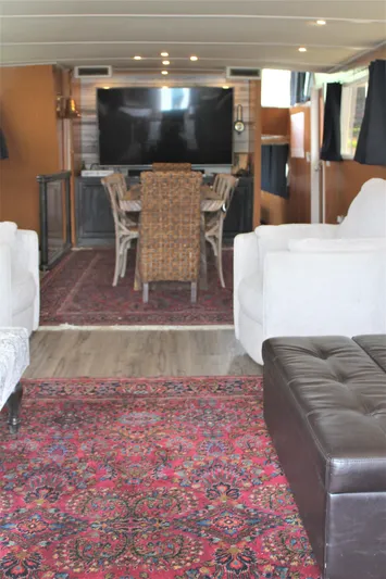 Sweet Freedom Yacht Photos Pics Luxurious salon on a 1984 Broward CPMY yacht.