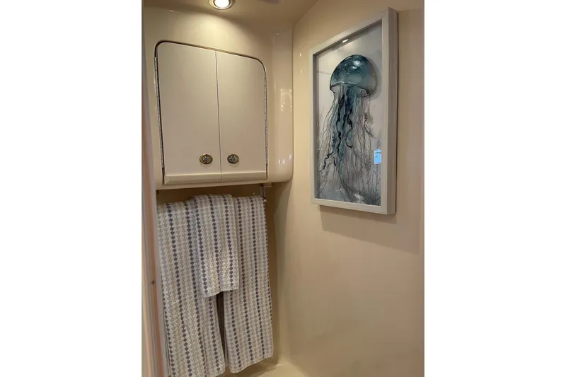  Yacht Photos Pics Bathroom interior of 2003 Sea Ray 550 Sundancer with jellyfish artwork and towels.