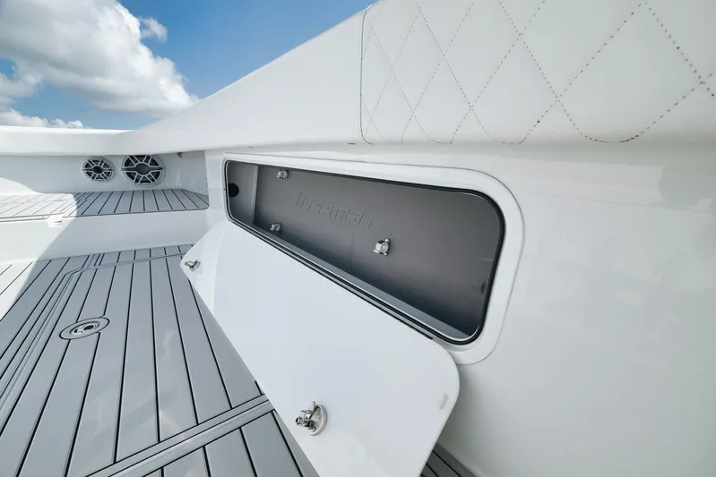  Yacht Photos Pics Freeman 47 boat deck with storage compartment, 2022 model, featuring sleek design and modern finishes.