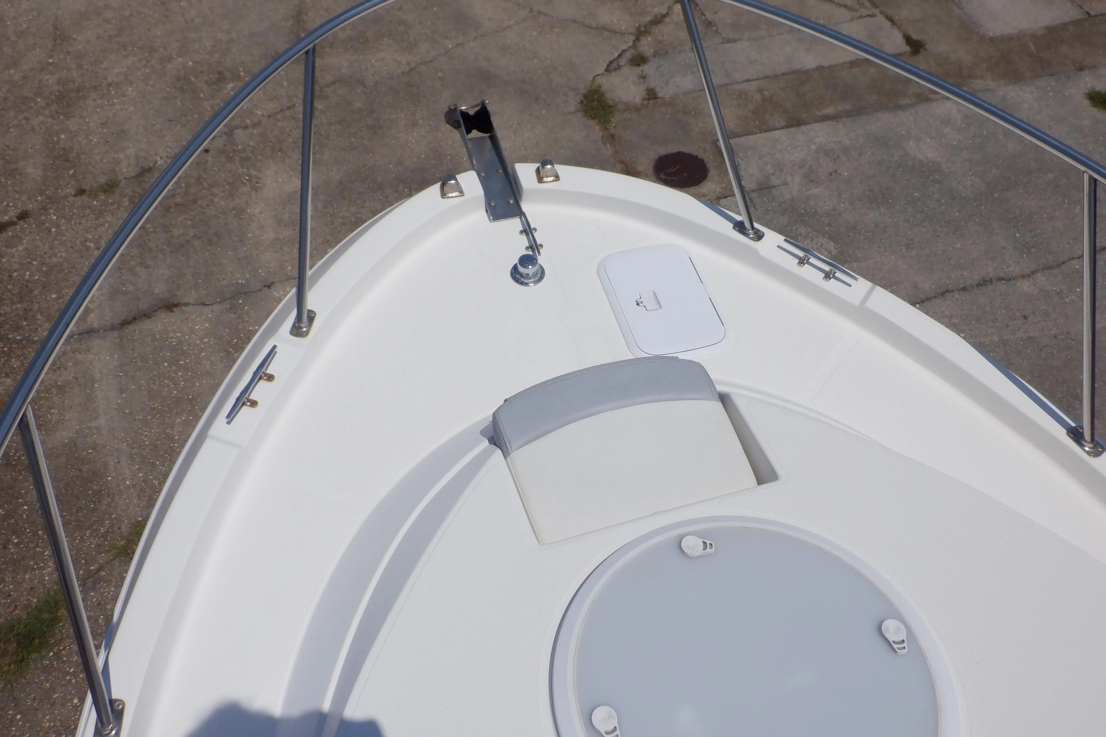 2015 Seaswirl Striper 220 Walkaround boat deck with railing and hatch.