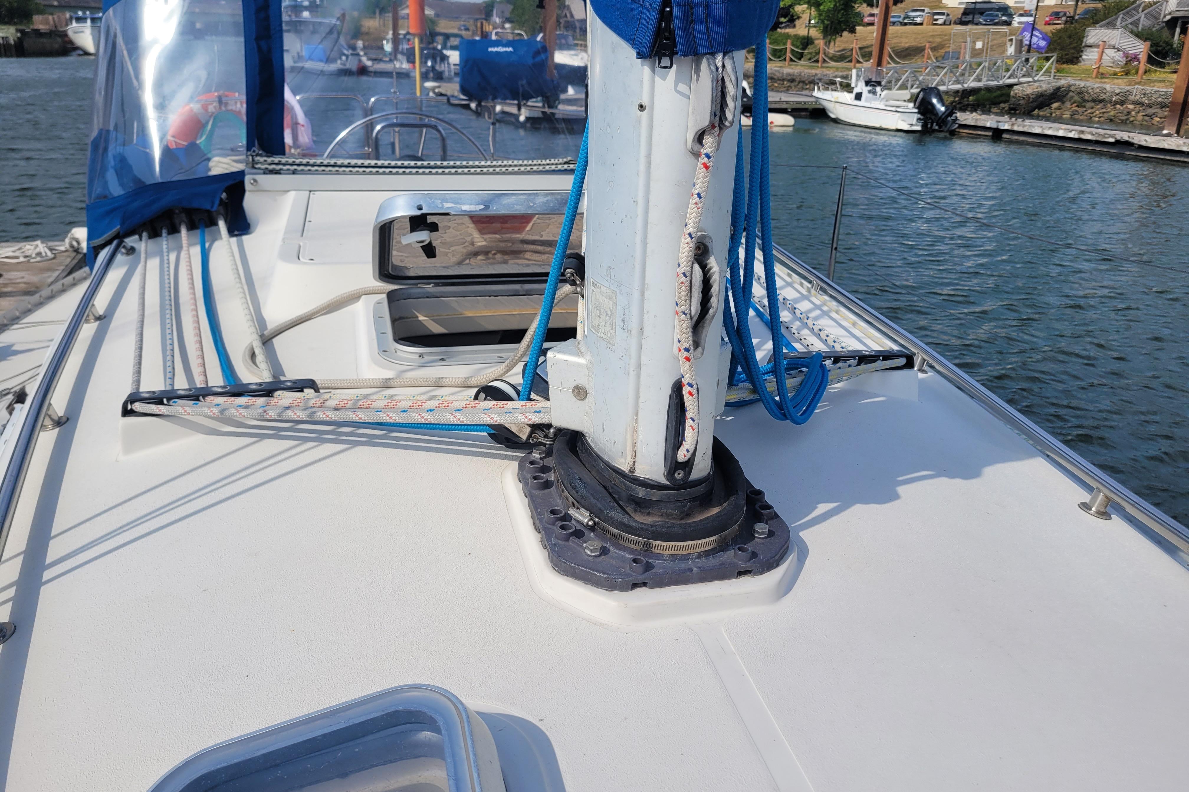 1987 CS 30 sailboat deck with mast and rigging at marina.