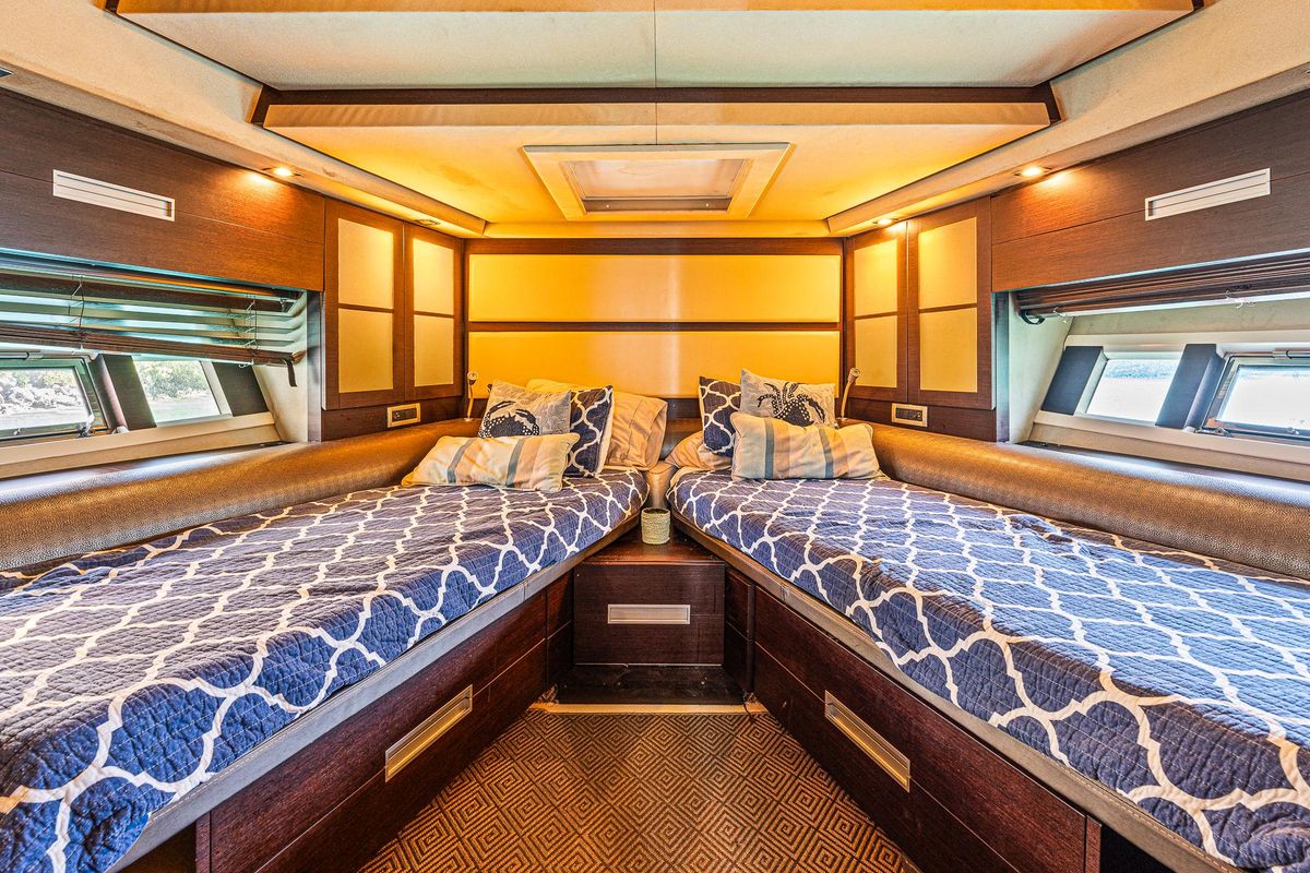 2007 Azimut 62 