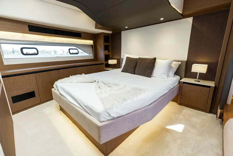 Infinity Yacht Photos Pics 