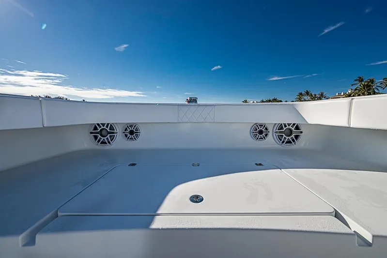  Yacht Photos Pics Freeman 47 boat deck, 2023 model, featuring speakers and clear blue sky.