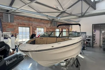 2025 Sea Ray SPX 210