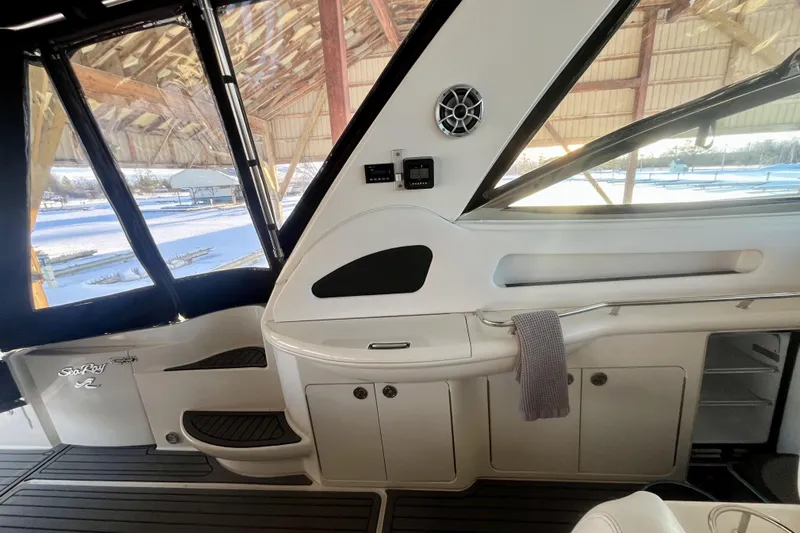  Yacht Photos Pics Interior of a 1999 Sea Ray Sundancer 460 yacht with sleek design and modern amenities.