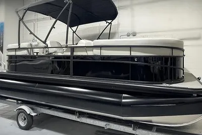 2024 Vision Marine Technologies WX Tritoon