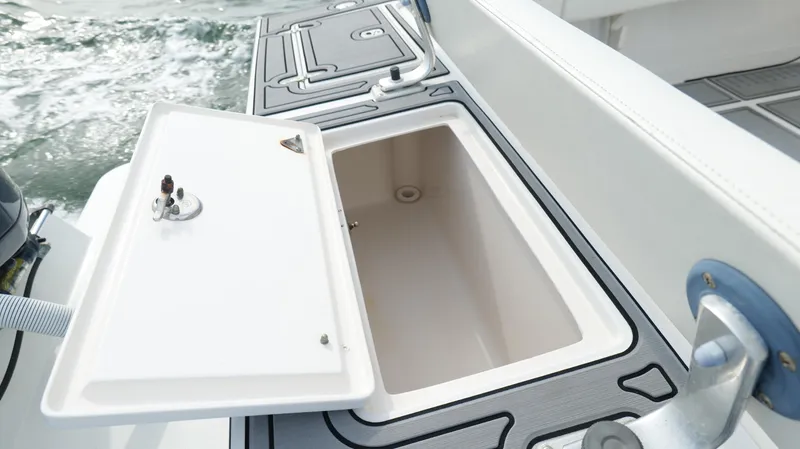 Extremely Clean / Fish Ready Yacht Photos Pics Open storage compartment on 2004 Jupiter 31 FS boat, with ocean in background.