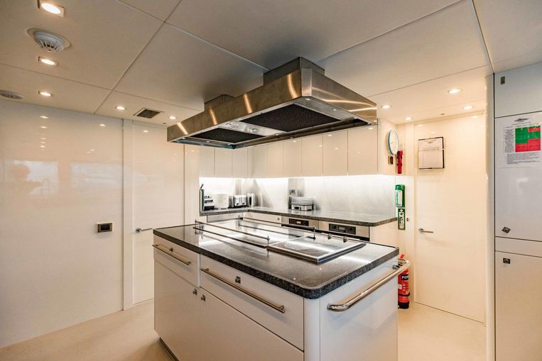 2012-131-5-sunseeker-40-metre-yacht