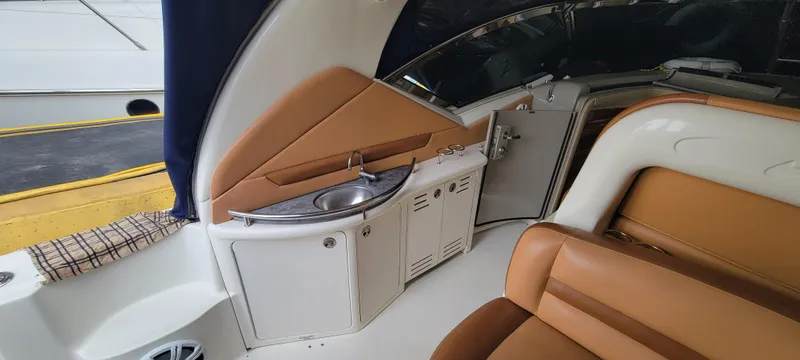  Yacht Photos Pics 2004 Sea Ray 455 Sundancer interior with sink and seating area.