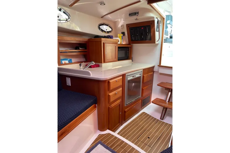 Old Fashioned (reserved) Yacht Photos Pics 2011 Back Cove 29 yacht interior with wooden cabinetry and modern amenities.