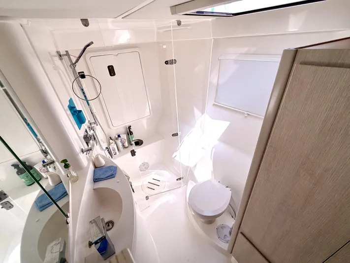 Diastema Yacht Photos Pics Modern bathroom in 2016 Leopard 44 yacht with shower, sink, and toilet.