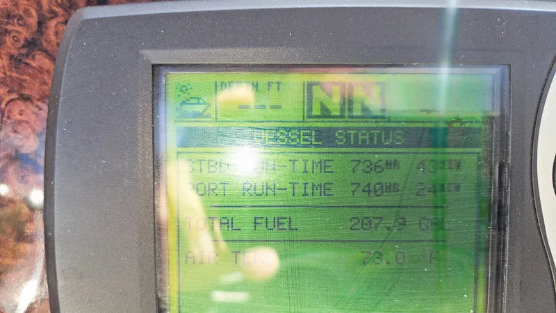  Yacht Photos Pics Display screen showing vessel status for 2003 Sea Ray 340 Sundancer.