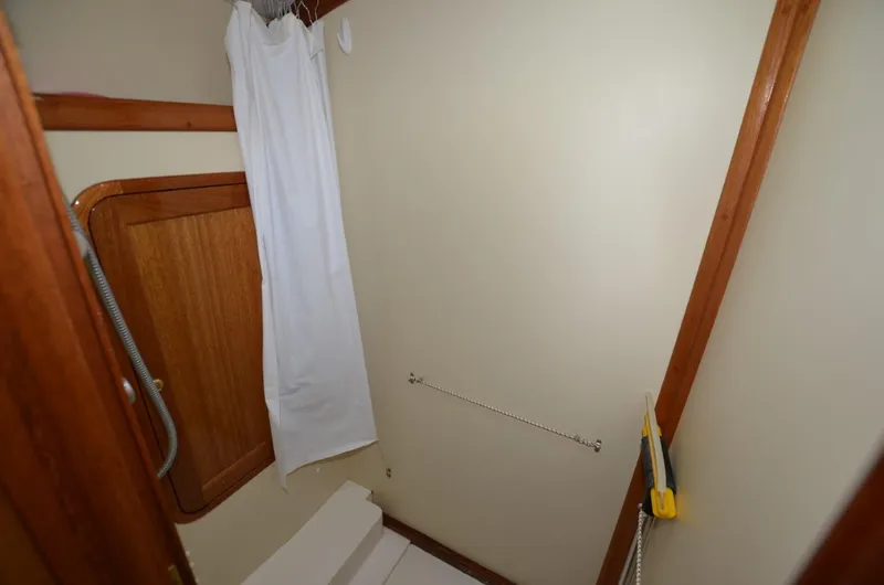 O Henry Yacht Photos Pics 2006 Legacy Yachts Sedan bathroom with wooden accents and shower curtain.