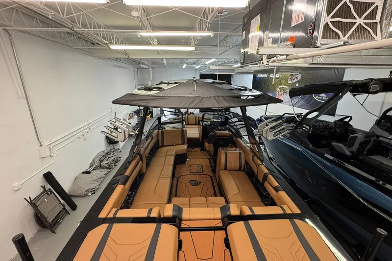  Yacht Photos Pics 2026 Malibu Wakesetter 25 LSV boat with luxurious interior in a showroom.
