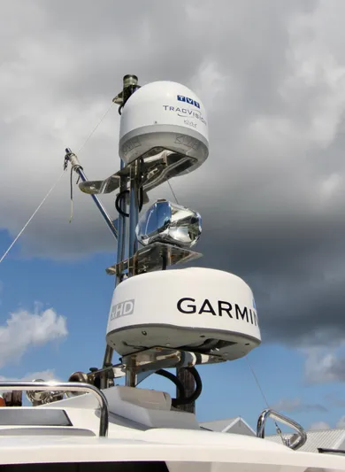  Yacht Photos Pics Radar and satellite equipment on a 2020 Ranger Tugs R-29 boat.