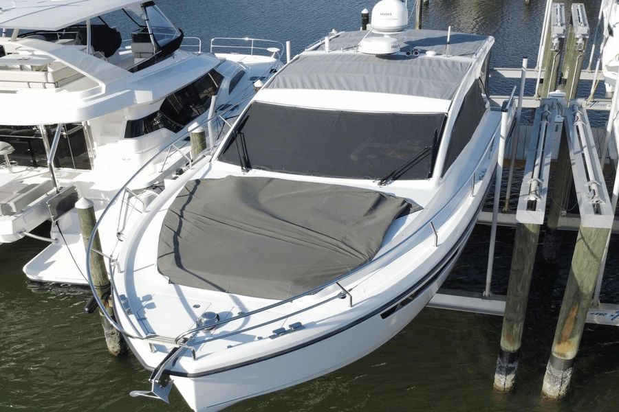 2019 Sealine S330V