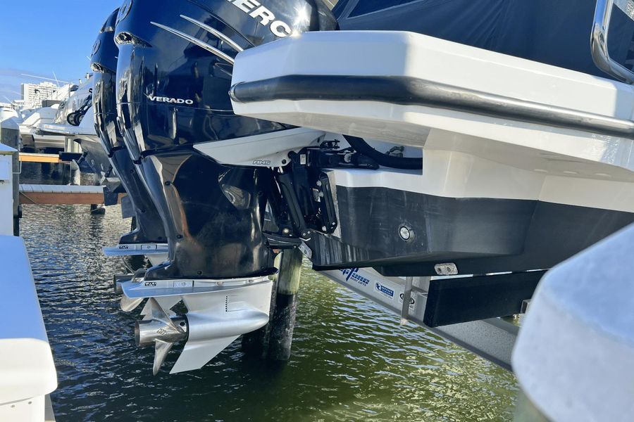 2019 Sealine S330V