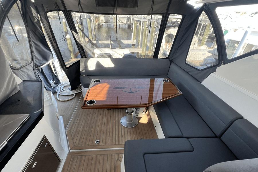 2019 Sealine S330V