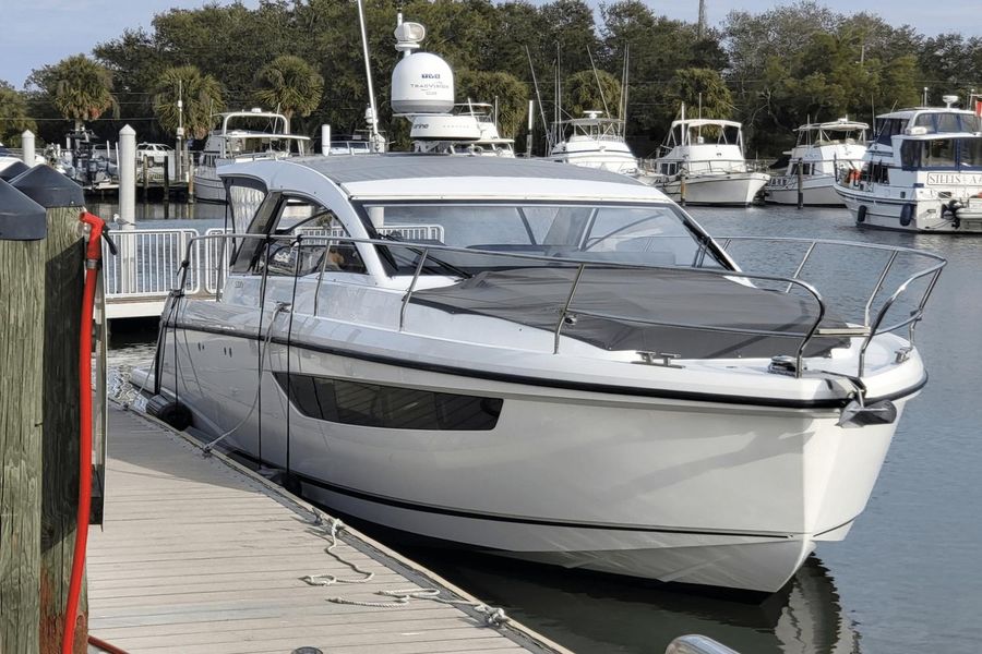 2019 Sealine S330V