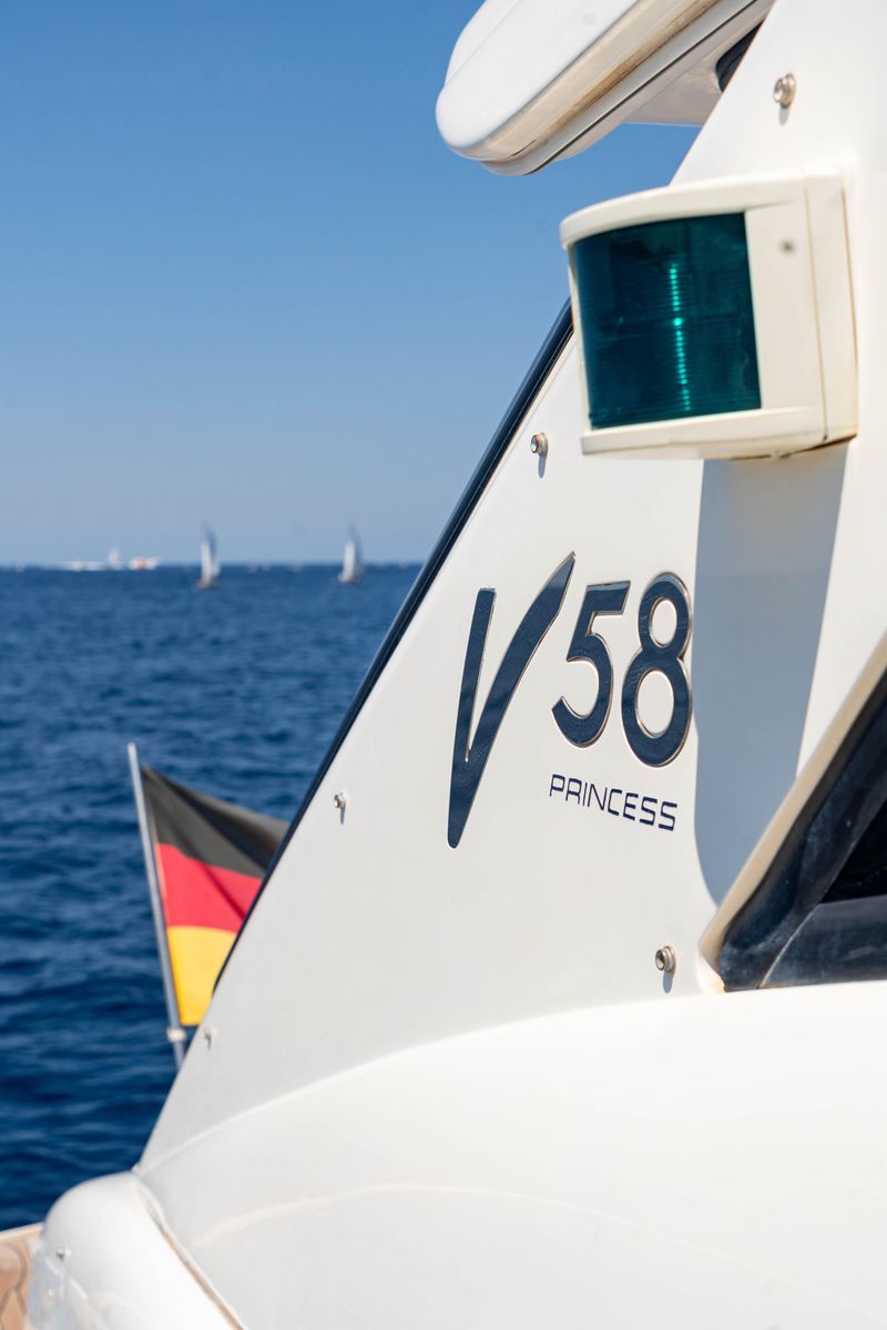 2004 Princess 59 