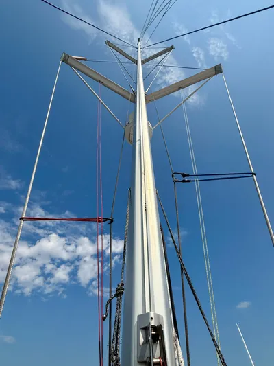 Confetti Yacht Photos Pics Mast of 2016 Fountaine Pajot SABA 50 catamaran against a clear blue sky.