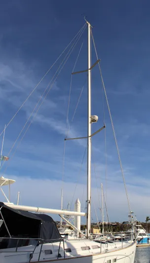 Coyote Yacht Photos Pics 2004 Beneteau Oceanis Clipper 423 sailboat with tall mast against blue sky.